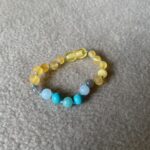 Barnsteen armband – raw lemon met aquamarijn, amazoniet, turkoois en labradoriet