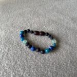 Barnsteen armband – raw cherry met apatiet, lapis lazuli en groene aventurijn